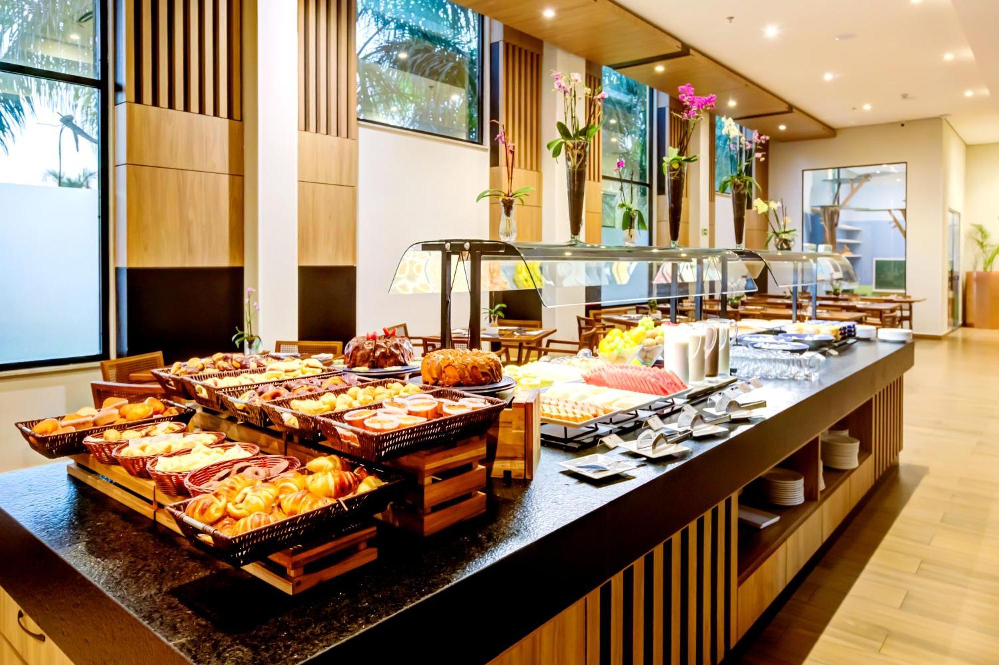 Doubletree By Hilton - Resort - Foz Do Iguacu Ngoại thất bức ảnh A buffet at a hotel
