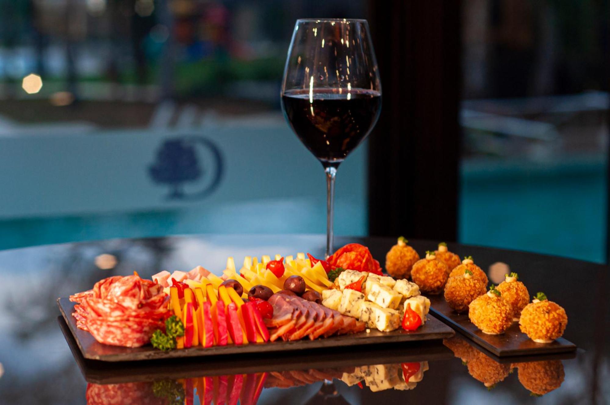 Doubletree By Hilton - Resort - Foz Do Iguacu Ngoại thất bức ảnh A wine and tapas pairing