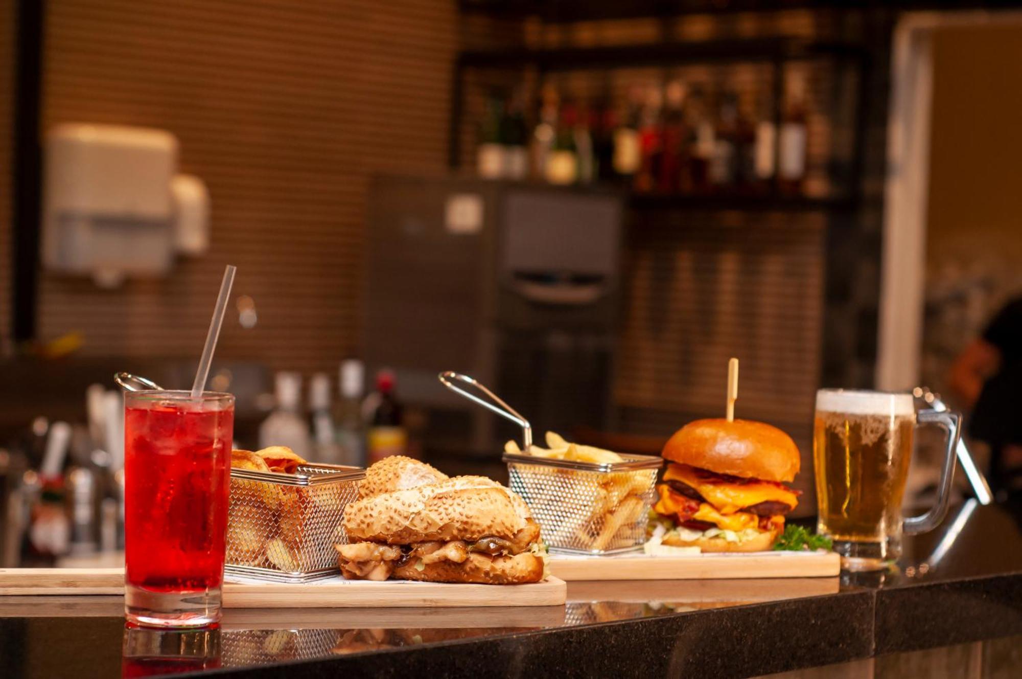 Doubletree By Hilton - Resort - Foz Do Iguacu Ngoại thất bức ảnh A selection of food and drink at the bar